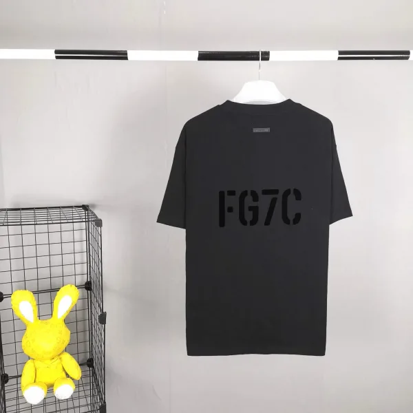 FOG Fear Of God フィアオブゴッド メンズ カジュアルTシャツ　半袖　FG7C ログ　black skincolor